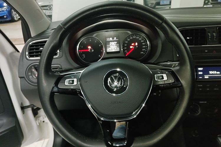 Volkswagen Polo 2017 car image #11