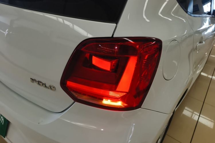 Volkswagen Polo 2015 car image #8