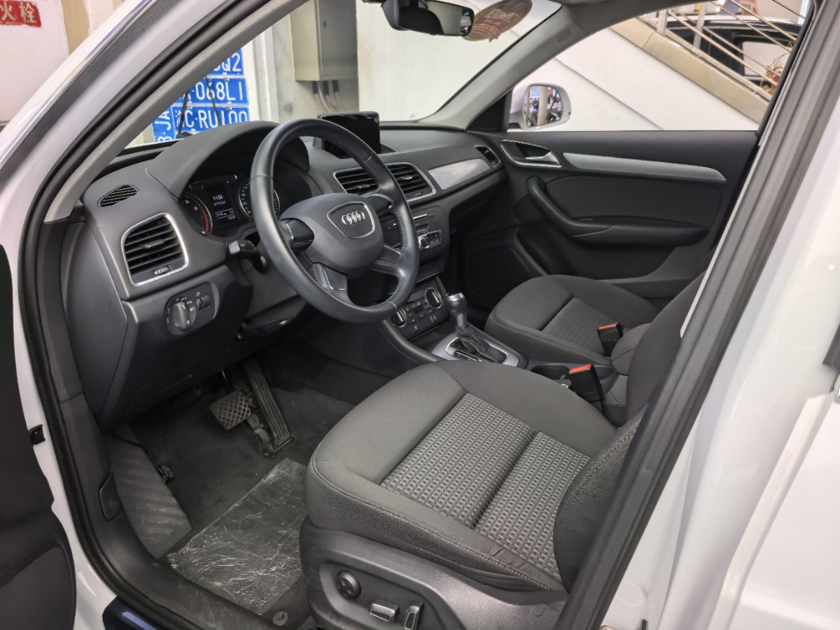 Audi Q3 2019 car image #3