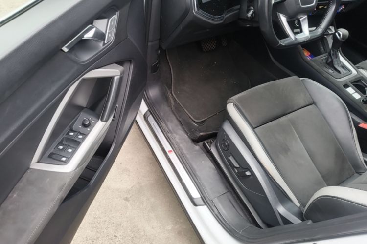 Audi Q3 2022 car image #12