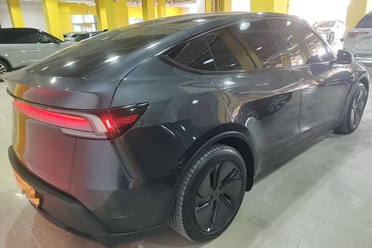 Tesla Model Y 2025 car image #7