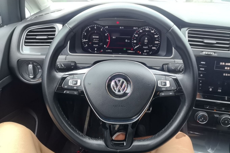 Volkswagen Golf 2020 car image #11