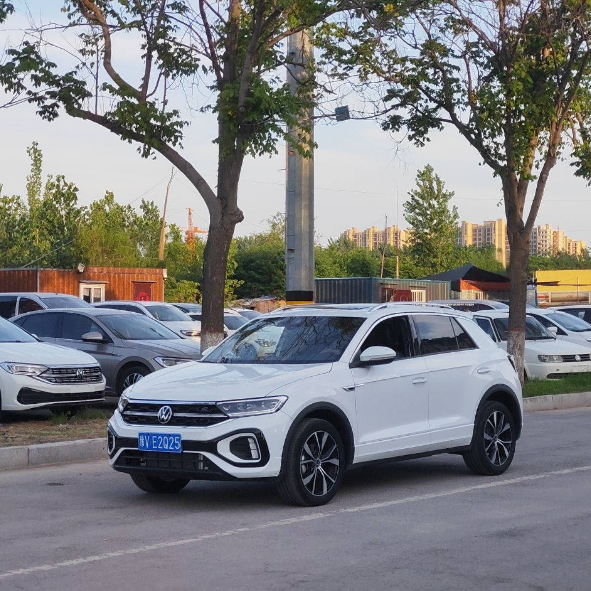 Volkswagen T-Roc 2024 car image 
