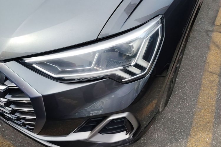 Audi Q3 2020 car image #23