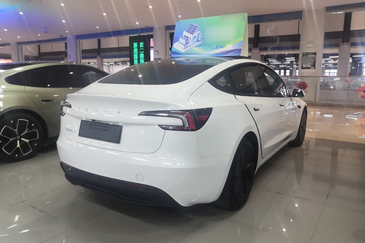 Tesla Model 3 2024 car image #4