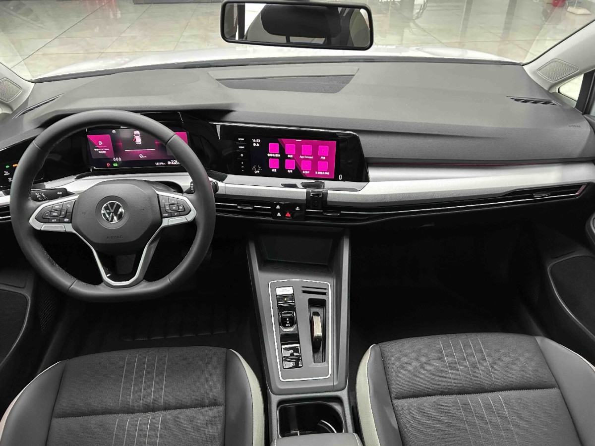 Volkswagen Golf 2023 car image #4