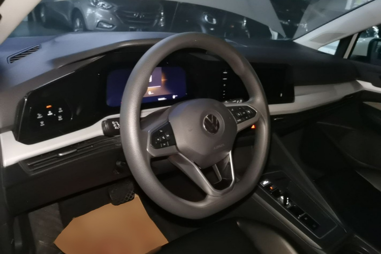 Volkswagen Golf 2023 car image #10