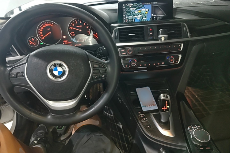 BMW 3 Series 2019 car image #10