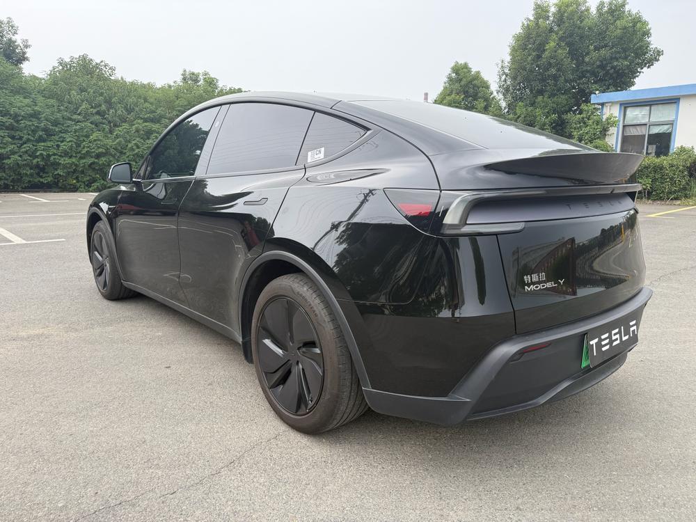 Tesla Model Y 2025 car image #5