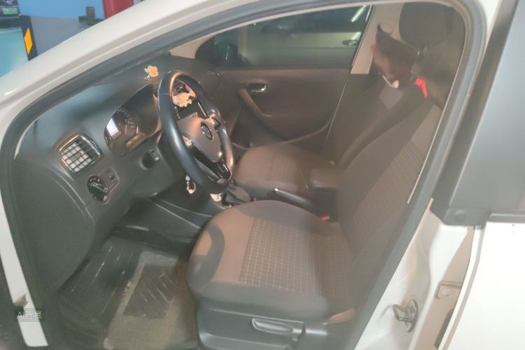 Volkswagen Polo 2019 car image #17
