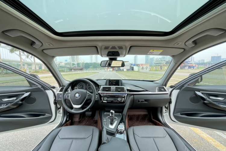 BMW 3 Series 2017 car image #13