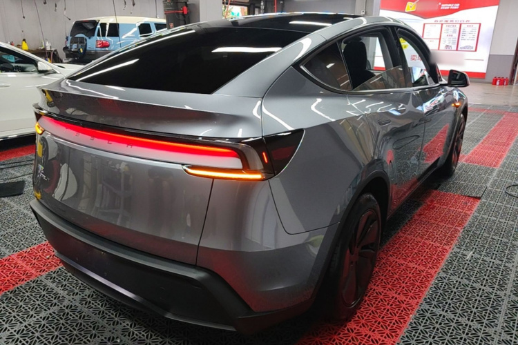 Tesla Model Y 2025 #7 Tesla Model Y 2025 car image #7