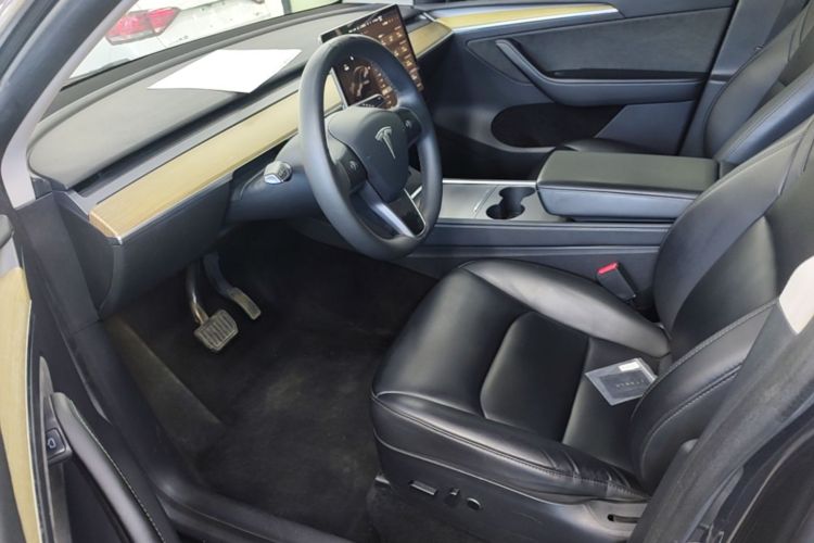 Tesla Model Y 2022 immagine di auto #15