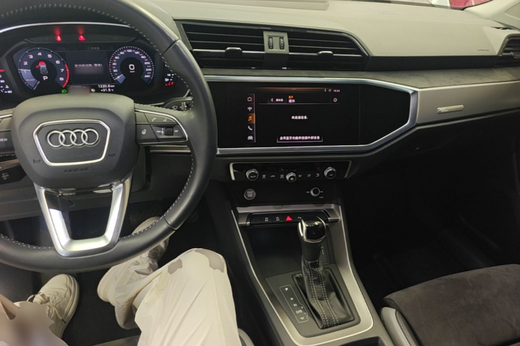 Audi Q3 2020 car image #11