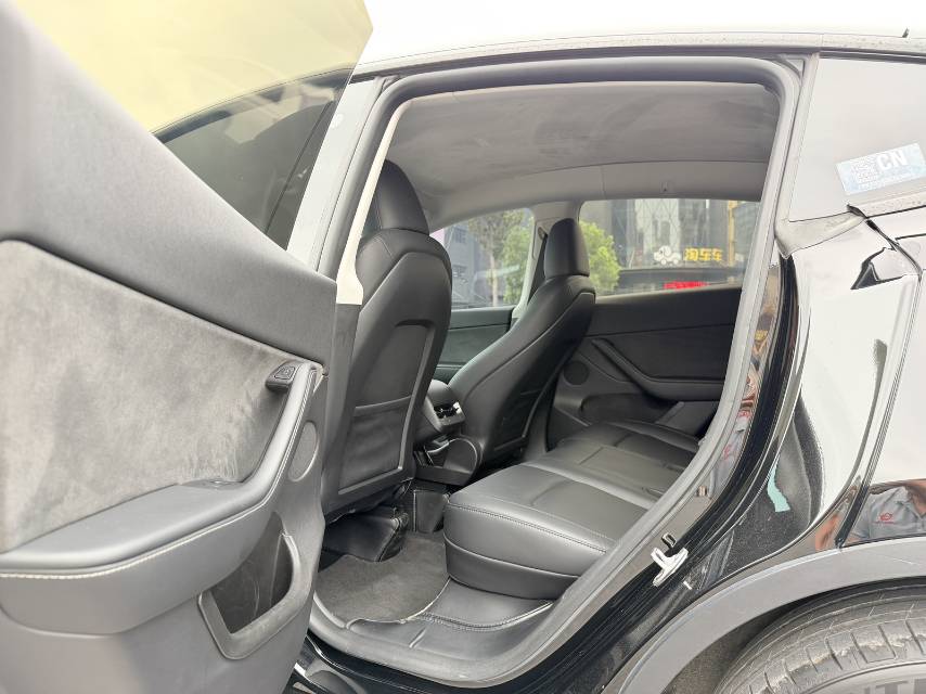 Tesla Model Y 2023 car image #5