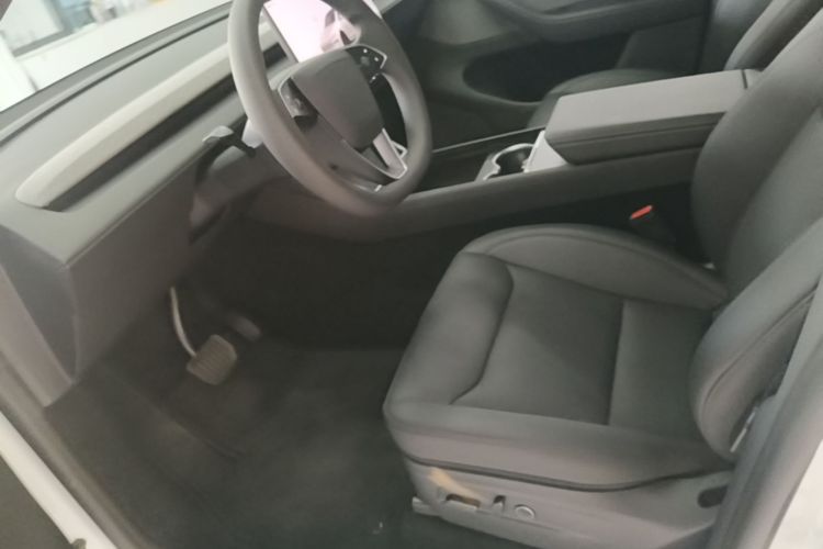 Tesla Model Y 2026 #15 Tesla Model Y 2026 car image #15