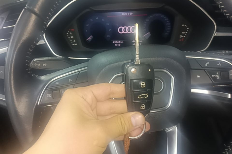 Audi Q3 2020 car image #9