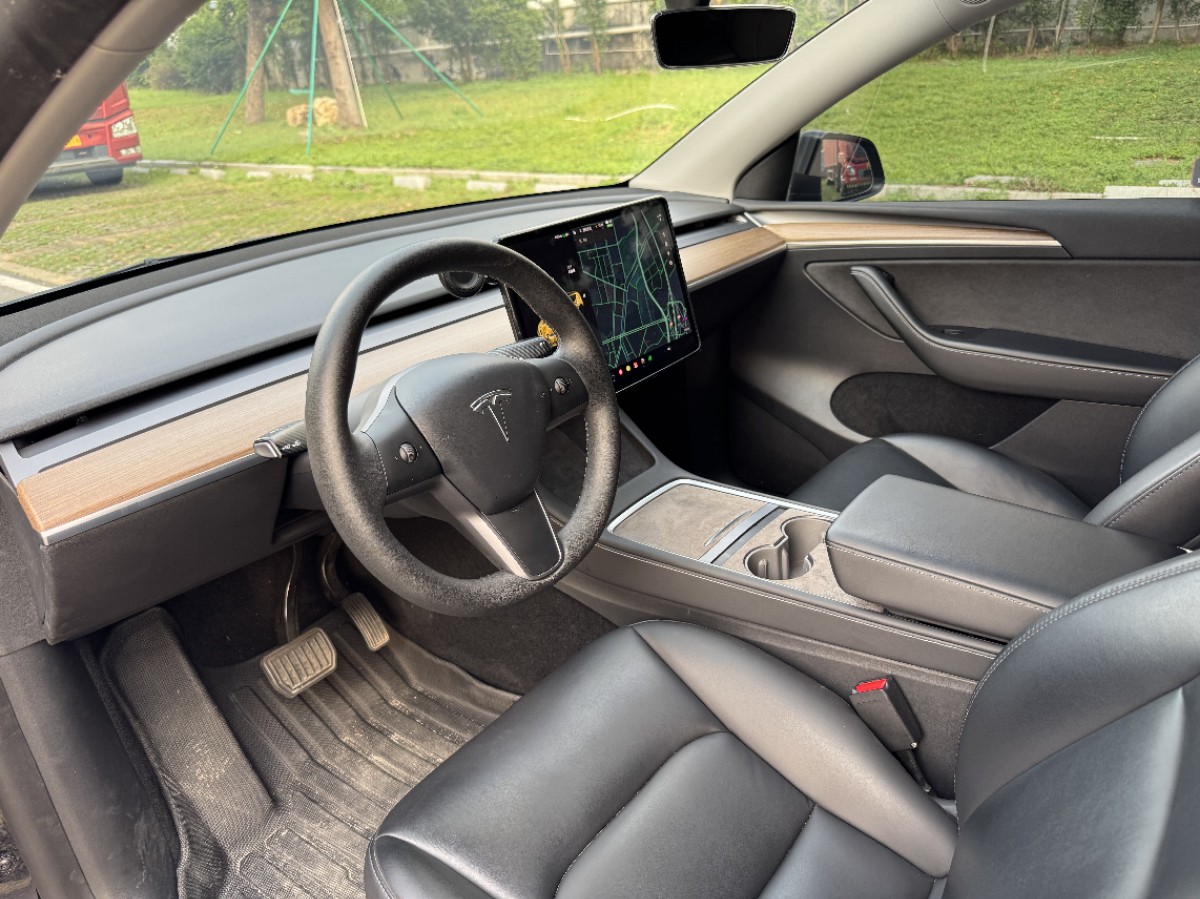 Tesla Model Y 2021 car image #3