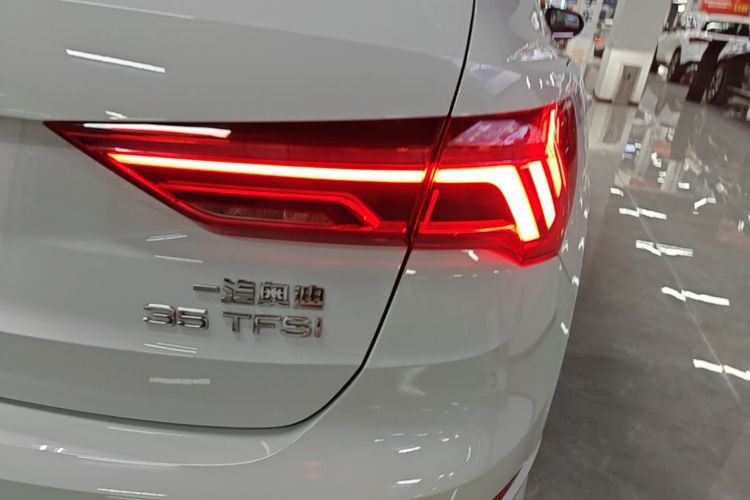 Audi Q3 2021 car image #8
