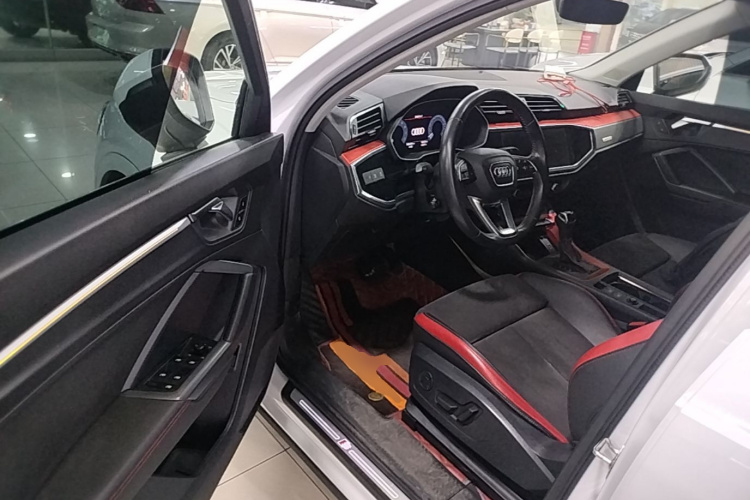 Audi Q3 2020 car image #16