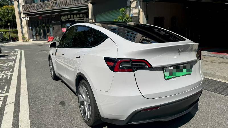 Tesla Model Y 2021 car image #7