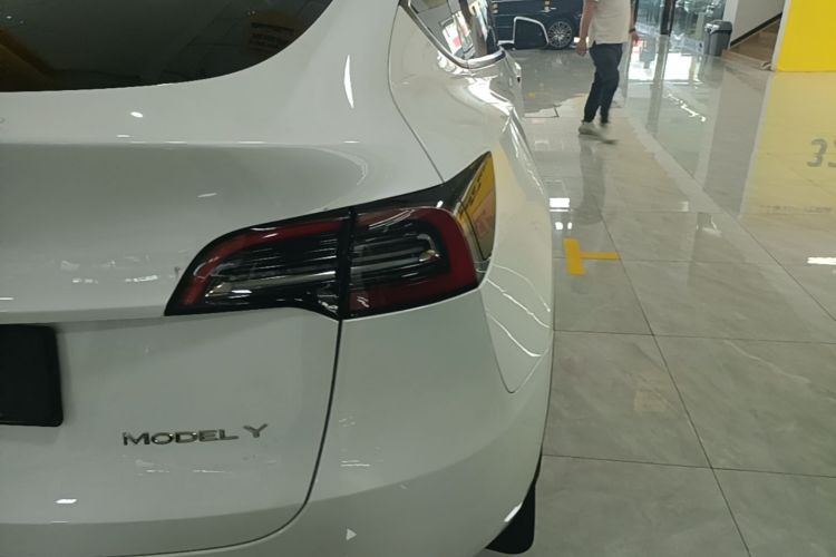 Tesla Model Y 2023 car image #8
