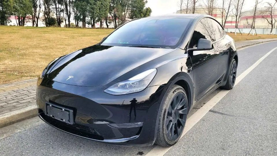 Tesla Model Y 2021 car image #2