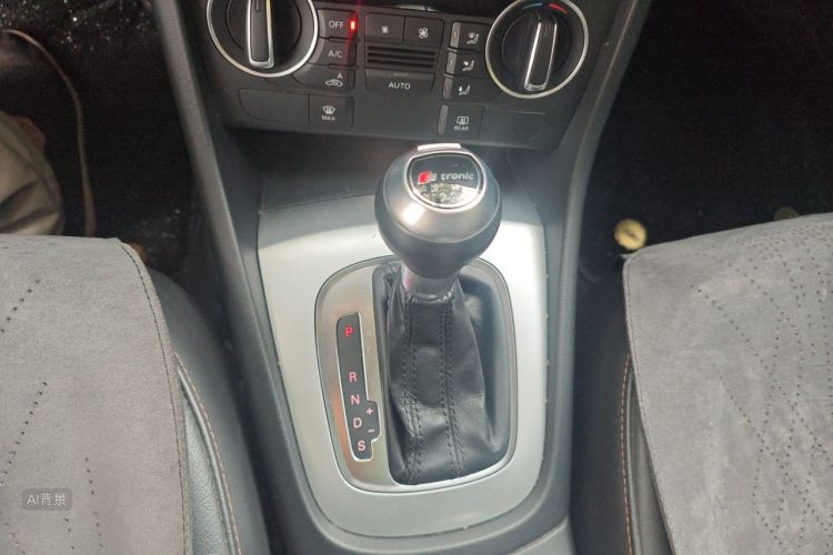Audi Q3 2018 car image #16