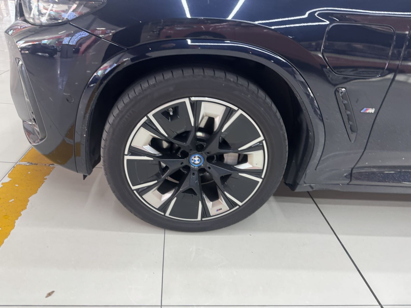 BMW iX3 2024 car image #2