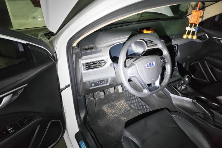 GEELY Emgrand 2018 car image #16