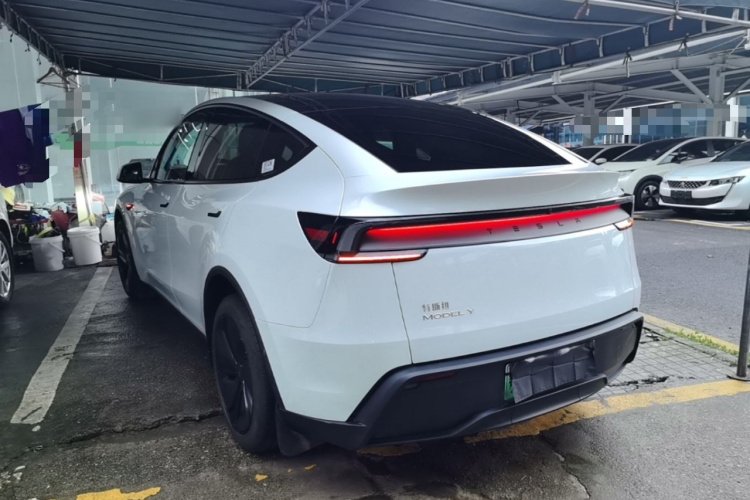 Tesla Model Y 2025 #5 Tesla Model Y 2025 car image #5