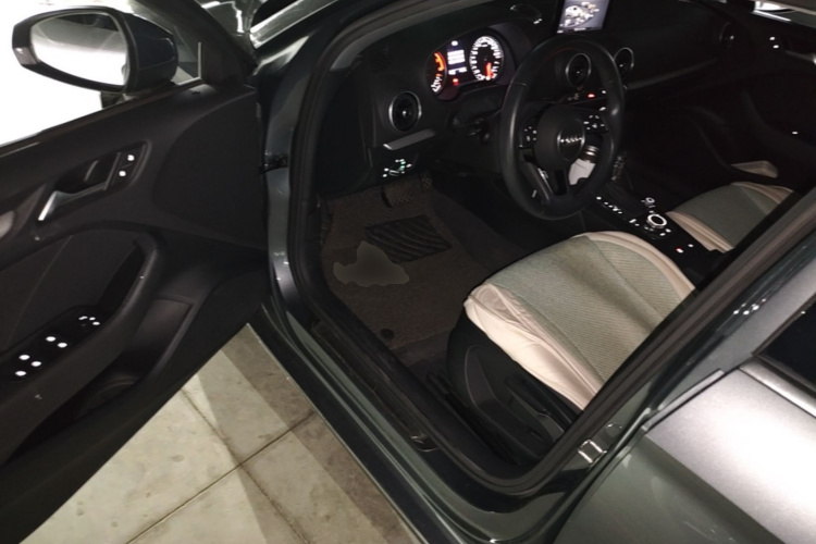Audi A3 2018 car image #16