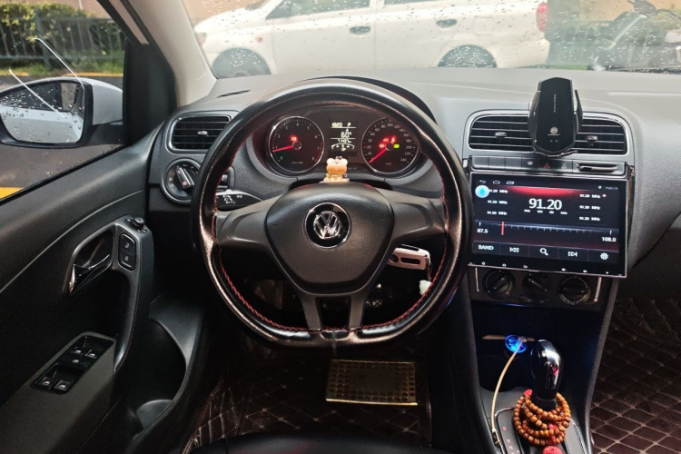 Volkswagen Polo 2015 car image #11