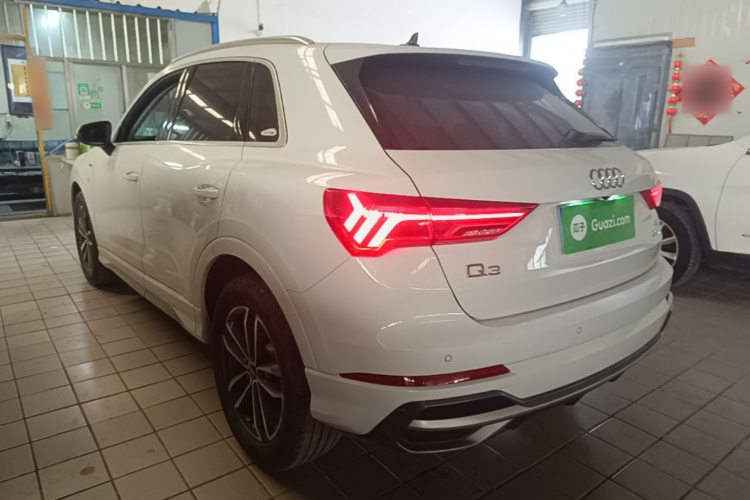 Audi Q3 2022 car image #5