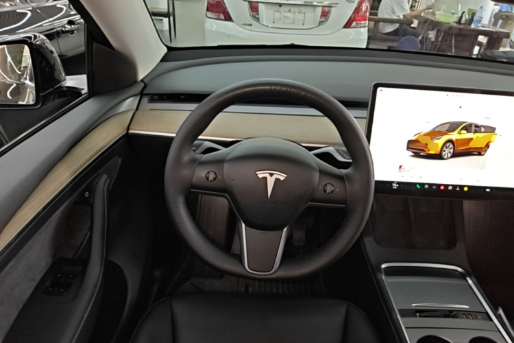 Tesla Model Y 2022 car image #11