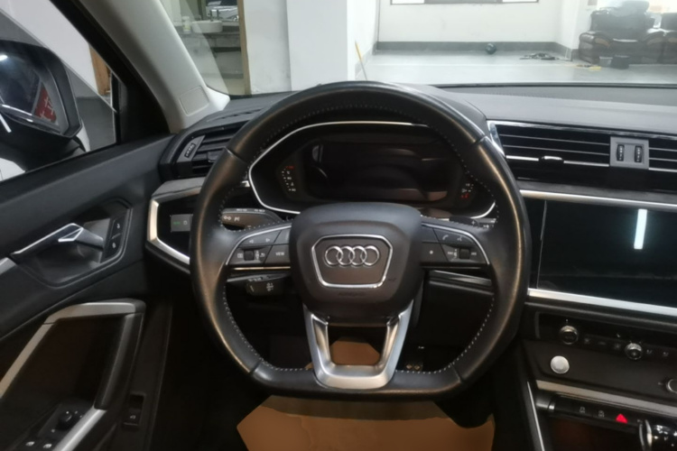 Audi Q3 2020 car image #11