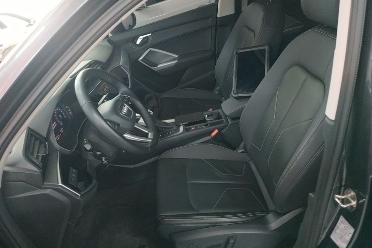Audi Q3 2020 car image #15