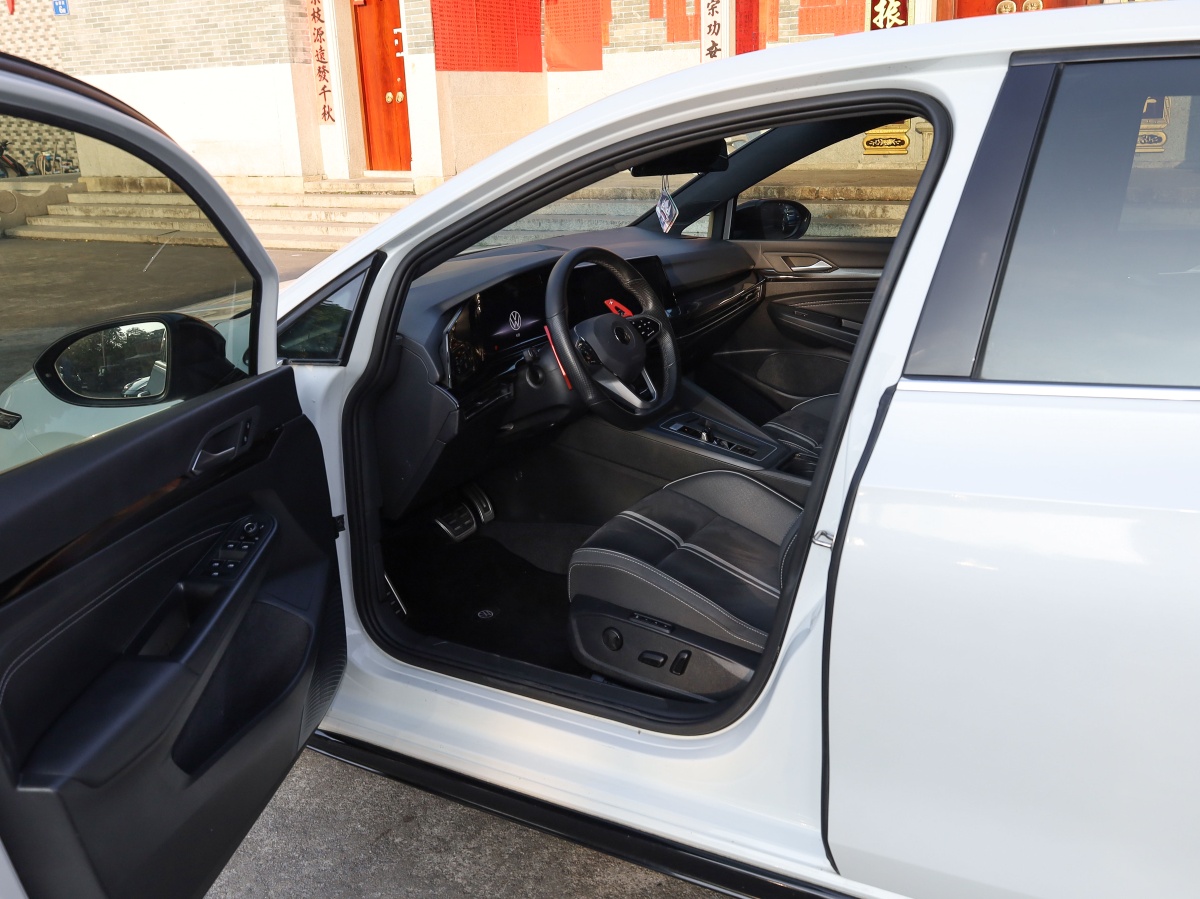 Volkswagen Golf 2023 car image #4