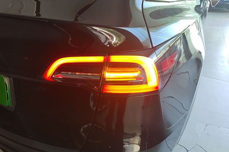 Tesla Model Y 2022 car image #8