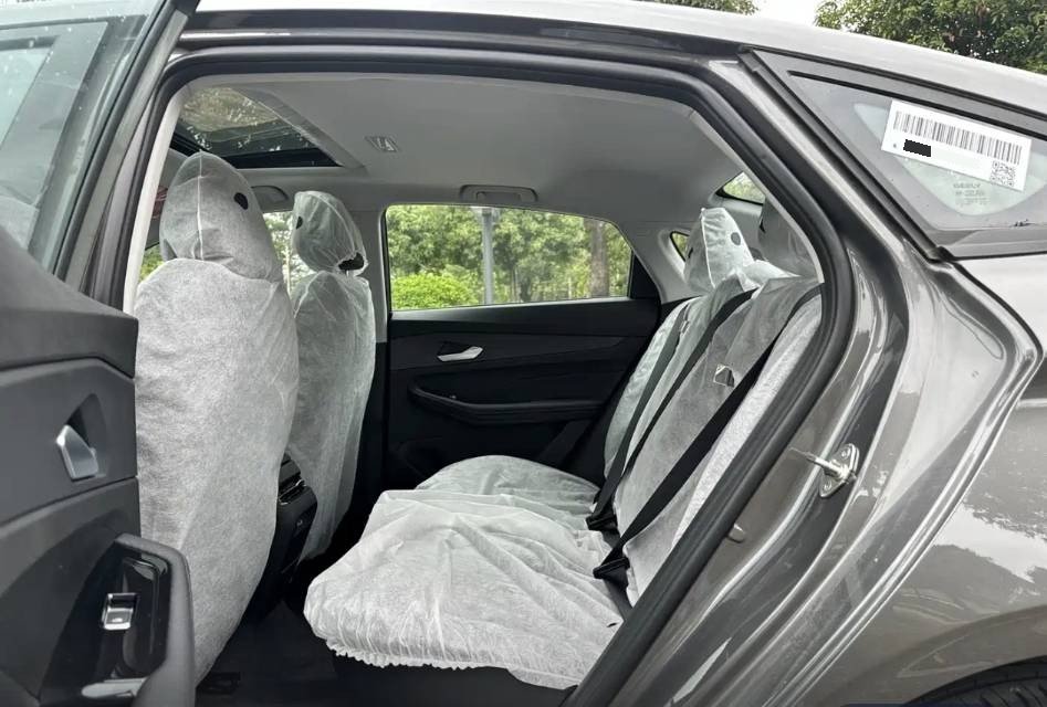 GEELY Binray 2026 car image #8