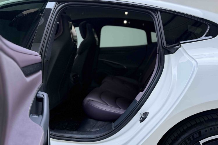 MI SU7 2025 immagine di auto #17