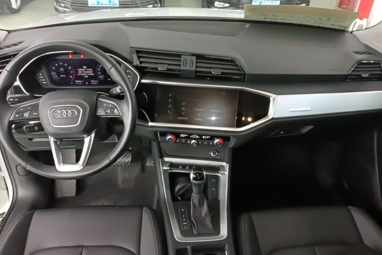 Audi Q3 2020 car image #11