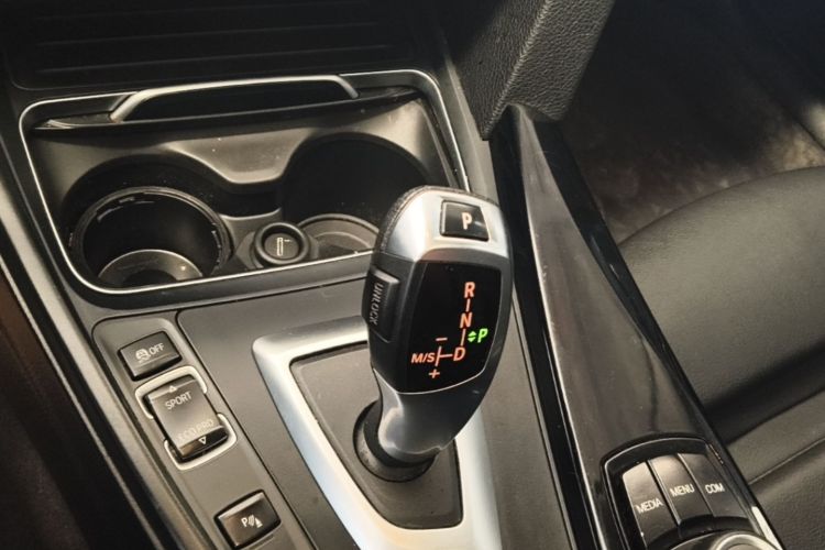 BMW 3 Series 2018 car image #18
