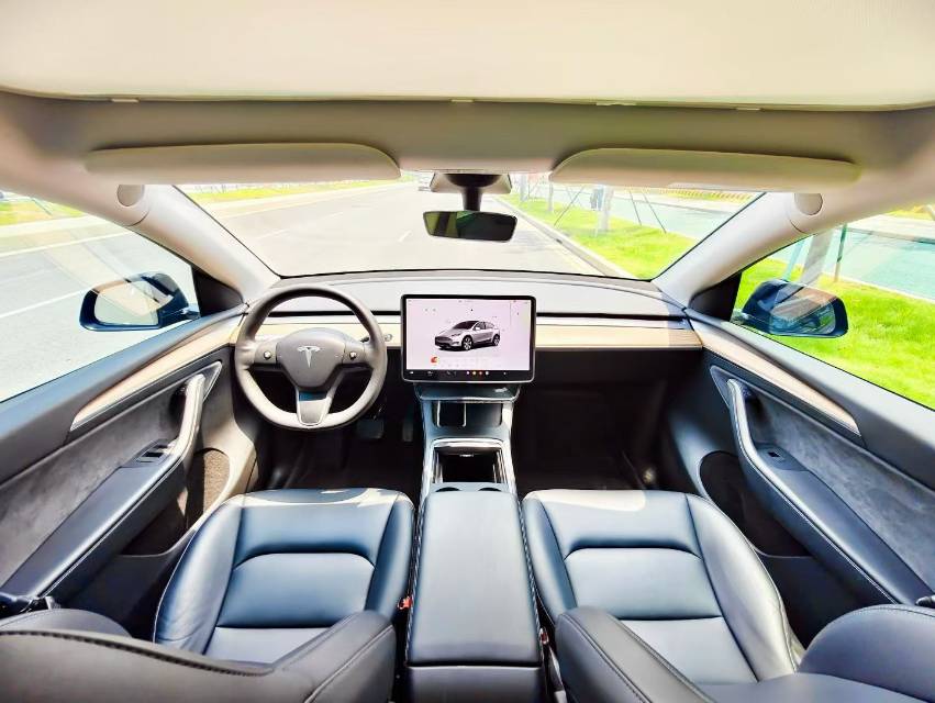 Tesla Model Y 2023 car image #7