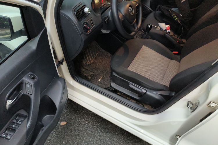 Volkswagen Polo 2015 car image #9