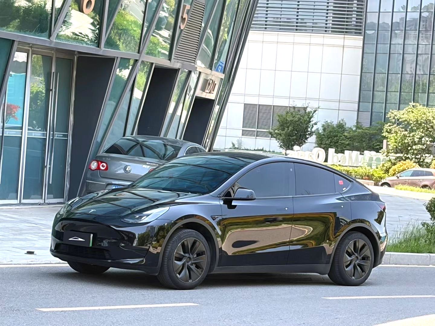 Tesla Model Y 2023 car image 