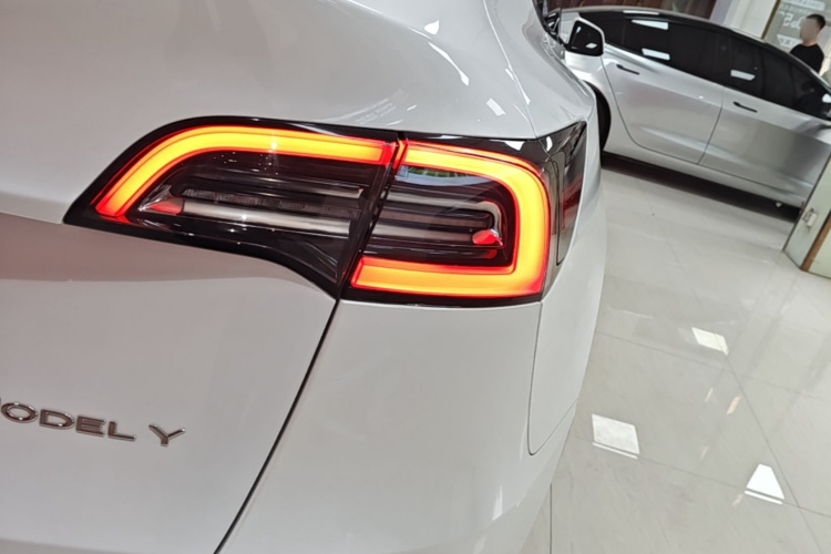 Tesla Model Y 2022 #8 Tesla Model Y 2022 صورة سيارة #8