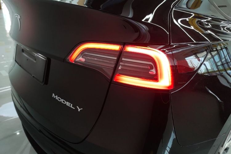 Tesla Model Y 2023 car image #8