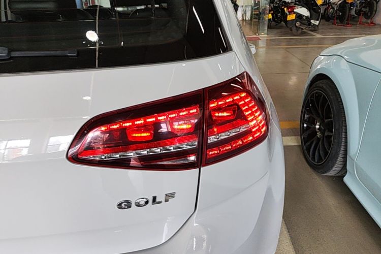 Volkswagen Golf 2017 car image #8