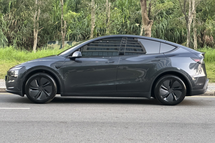 Tesla Model Y 2025 immagine di auto #7